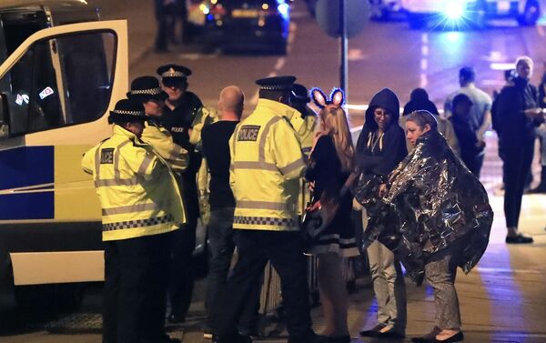 Полиция Манчестера и сотрудники чрезвычайных служб помогают людям, находившимся на стадионе во время теракта - Sputnik Грузия