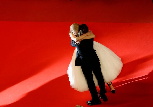 Николь Кидман обнимает своего мужа Кита Урбана на красной дорожке в Каннах на юбилейном 70-м престижном кинофестивале - Sputnik Грузия