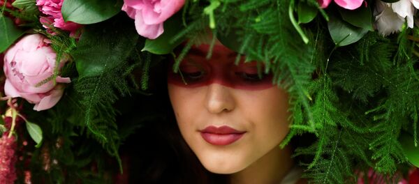 ქალი ყვავილების გვირგვინით ქალი ყვავილების გვირგვინით - Sputnik საქართველო