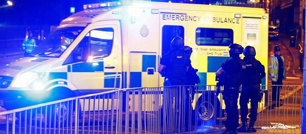 Вооруженные сотрудники полиции и машины Скорой помощи у стадиона Манчестер Арена, где произошел теракт - Sputnik Грузия