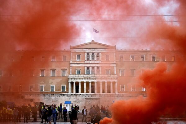 В Греции прошла всеобщая 24-часовая забастовка. Группа молодых людей, находящихся среди бастующих на площади Синтагма напротив здания парламента Греции, забросала полицейских бутылками с зажигательной смесью. В ответ стражи порядка применили слезоточивый газ - Sputnik Грузия
