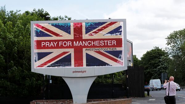 Баннер, выражающий соболезнования жертвам теракта, на въезде в город Манчестер - Sputnik Грузия