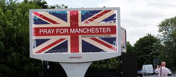 Баннер, выражающий соболезнования жертвам теракта, на въезде в город Манчестер - Sputnik Грузия