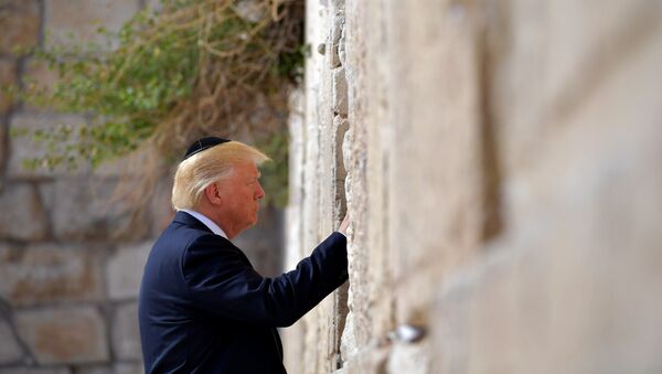 Дональд Трамп стал первым действующим президентом США, побывавшим в Храме Гроба Господня и у Стены Плача в Иерусалиме, а также прикоснувшимся к святыням христианства и иудаизма. Во время своего визита в Израиль Трамп в черной кипе поместил свернутый клочок бумаги в щель в Западной Стене, куда иудеи вкладывают молитвенные записки - Sputnik Грузия