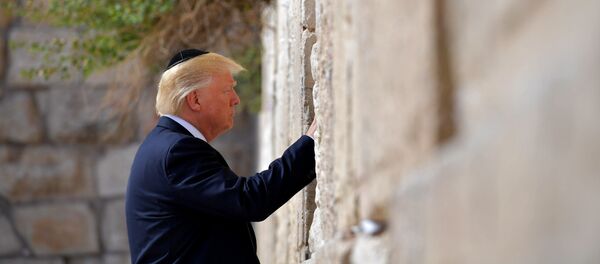 Дональд Трамп стал первым действующим президентом США, побывавшим в Храме Гроба Господня и у Стены Плача в Иерусалиме, а также прикоснувшимся к святыням христианства и иудаизма. Во время своего визита в Израиль Трамп в черной кипе поместил свернутый клочок бумаги в щель в Западной Стене, куда иудеи вкладывают молитвенные записки - Sputnik Грузия