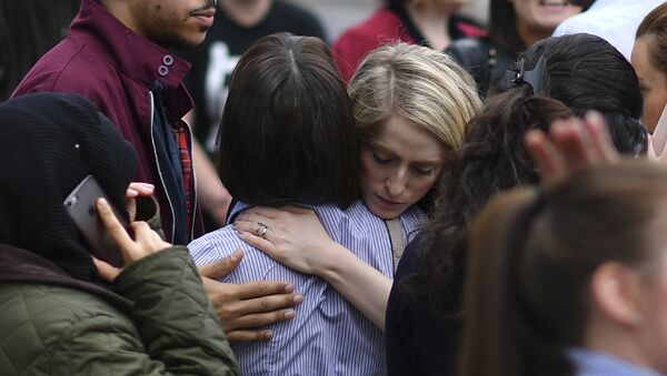 Люди обнимаются после эвакуации из торгового центра Arndale в Манчестере - Sputnik Грузия