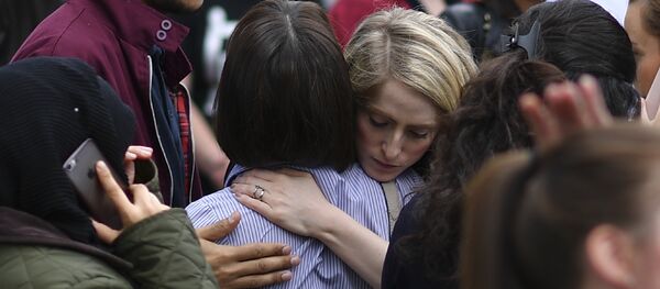 Люди обнимаются после эвакуации из торгового центра Arndale в Манчестере - Sputnik Грузия
