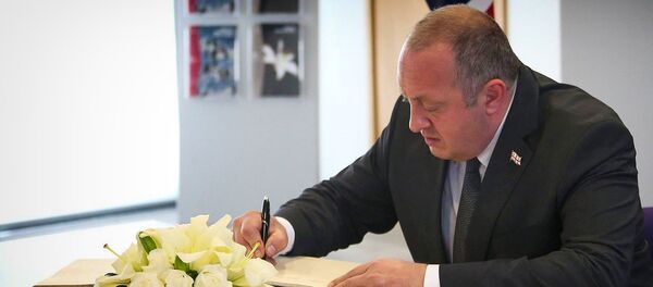 Президент Грузии Георгий Маргвелашвили оставляет запись в Книге соболезнований - Sputnik Грузия