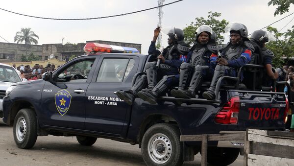 Сотрудники полицейского спецназа патрулируют территорию главной тюрьмы в Киншасе, Демократическая Республика Конго - Sputnik Грузия