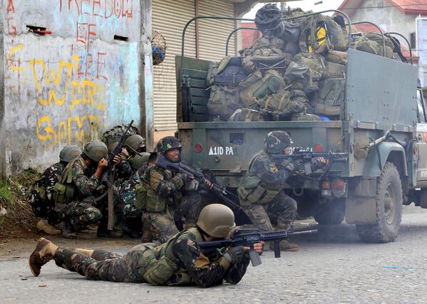 Солдаты правительственных войск обстреливают позиции боевиков ИГ, захвативших большую часть города Марави, Филиппины - Sputnik Грузия