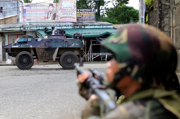Бои на улицах города Марави на Филиппинах, большую часть которого захватили боевики ИГ - Sputnik Грузия