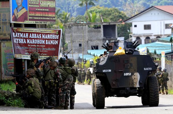 Правительственные войска ведут обстрел позиций боевиков ИГ, которые захватили большую часть города Марави, Филиппины - Sputnik Грузия