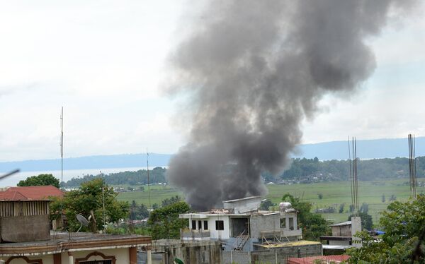 Черный дым поднимается над горящими домами в городе Марави, Филиппины - Sputnik Грузия