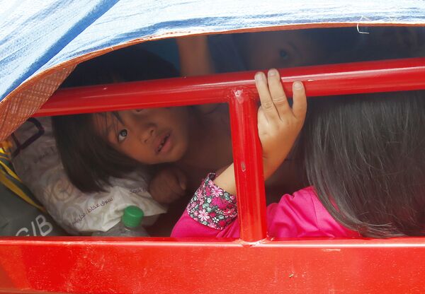 ბავშვები ერთ-ერთ მანქანაში, რომლითაც მარავის მოსახლეობა ბოევიკების მიერ დაპყრობილ ქალაქს ტოვებს - Sputnik საქართველო
