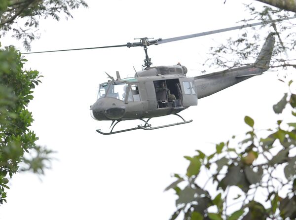 Военный вертолет совершает облет города Марави, большая часть которого оказалась под контролем боевиков ИГ - Sputnik Грузия