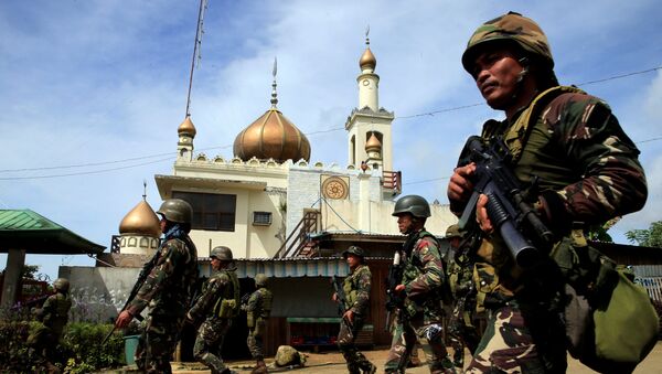 Правительственные войска проходят мимо мечети города Марави, Филиппины - Sputnik Грузия