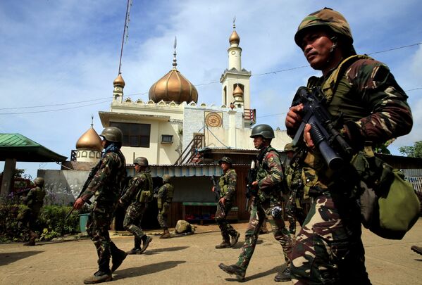 Подразделения правительственных войск проводят зачистку территории у мечети города Марави, Филиппины - Sputnik Грузия