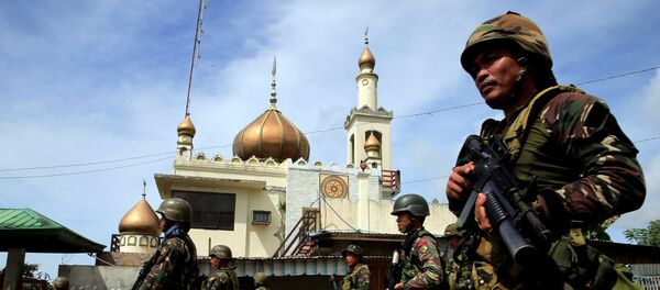 Правительственные войска проходят мимо мечети города Марави, Филиппины - Sputnik Грузия