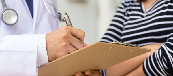 Врач заполняет карту пациента - Sputnik Грузия