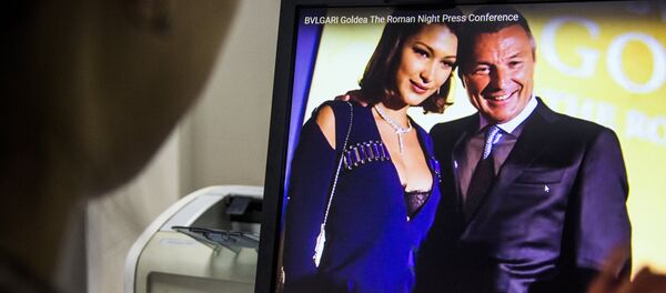 Девушка смотрит презентационный ролик Bulgari - Sputnik Грузия