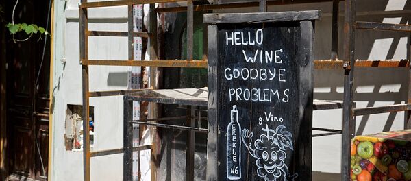 Дегустации грузинских вин проводятся не только на праздниках и фестивалях. Сегодня практически в каждом винном магазине или в ресторане грузинской кухни можно попробовать вина и определить, какое из них лучше на вкус - Sputnik Грузия