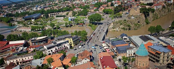 Увидеть с высоты птичьего полета весь Тбилиси можно из кабинки канатной дороги, проходящей над центром города. Для многих туристов это путешествие становится одним из первых и ярких впечатлений о грузинской столице - Sputnik Грузия