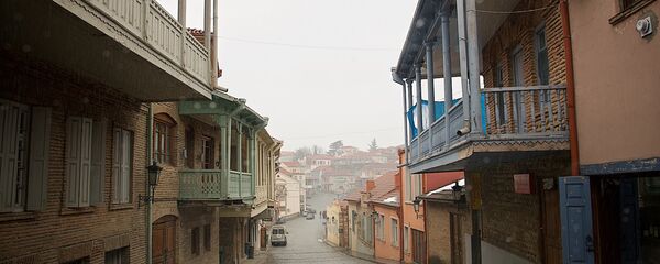Улочки грузинских городов с неповторимой архитектурой и колоритом прекрасны в любую погоду. Это фото сделано в городе Сигнахи во время дождя. Туристов на улицах нет, все сидят в теплых ресторанчиках и дегустируют грузинское вино - Sputnik Грузия