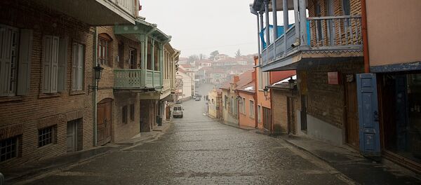 Улочки грузинских городов с неповторимой архитектурой и колоритом прекрасны в любую погоду. Это фото сделано в городе Сигнахи во время дождя. Туристов на улицах нет, все сидят в теплых ресторанчиках и дегустируют грузинское вино - Sputnik Грузия