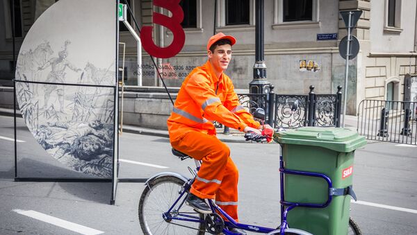 Сотрудник службы очистки вывозит мусор с проспекта Руставели в День независимости Грузии - Sputnik Грузия