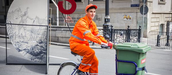 Сотрудник службы очистки вывозит мусор с проспекта Руставели в День независимости Грузии - Sputnik Грузия