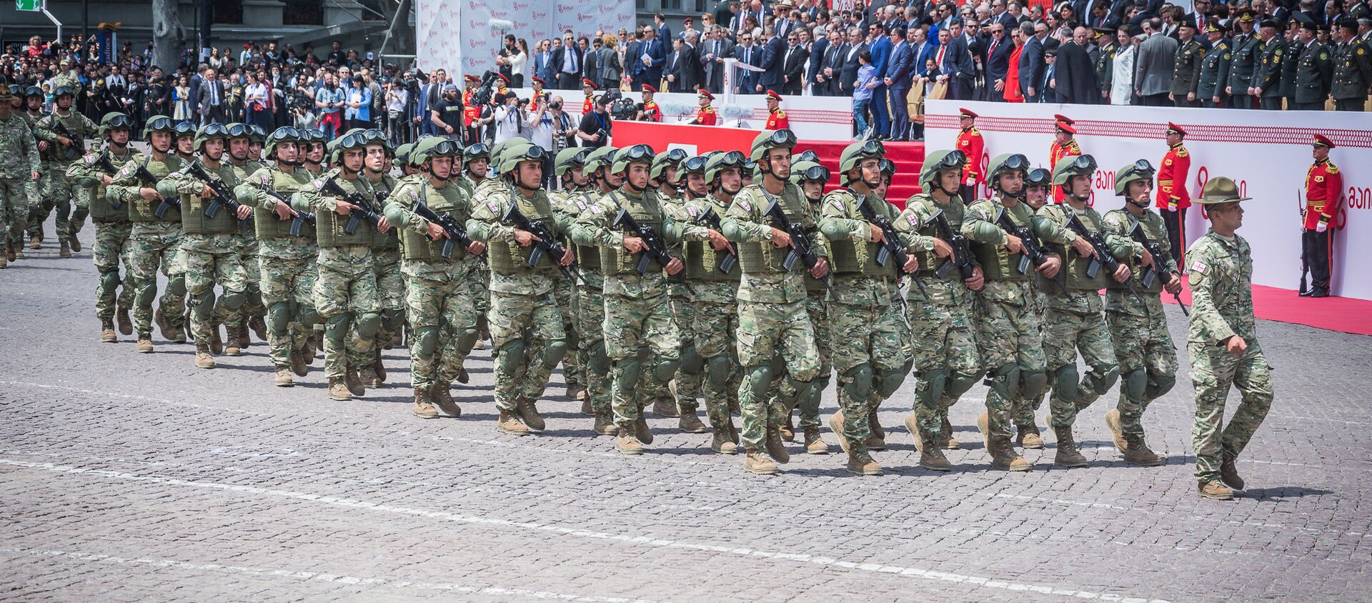 Сотни новобранцев приняли военную присягу на площади Свободы в Тбилиси в День независимости Грузии - Sputnik Грузия, 1920, 13.06.2020