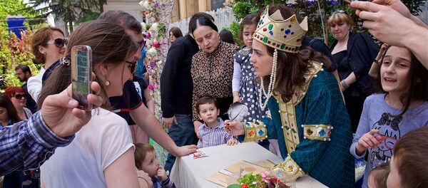დამოუკიდებლობის დღესთან დაკავშირებით შეყვარებულ წყვილებს თბილისში სიმბოლური ქორწინების მოწმობები გადასცეს - Sputnik საქართველო