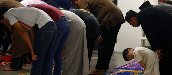 Мусульмане во время молитвы по случаю начала Рамадана в мечети в Сингапуре - Sputnik Грузия