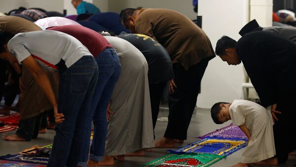 Мусульмане во время молитвы по случаю начала Рамадана в мечети в Сингапуре - Sputnik Грузия