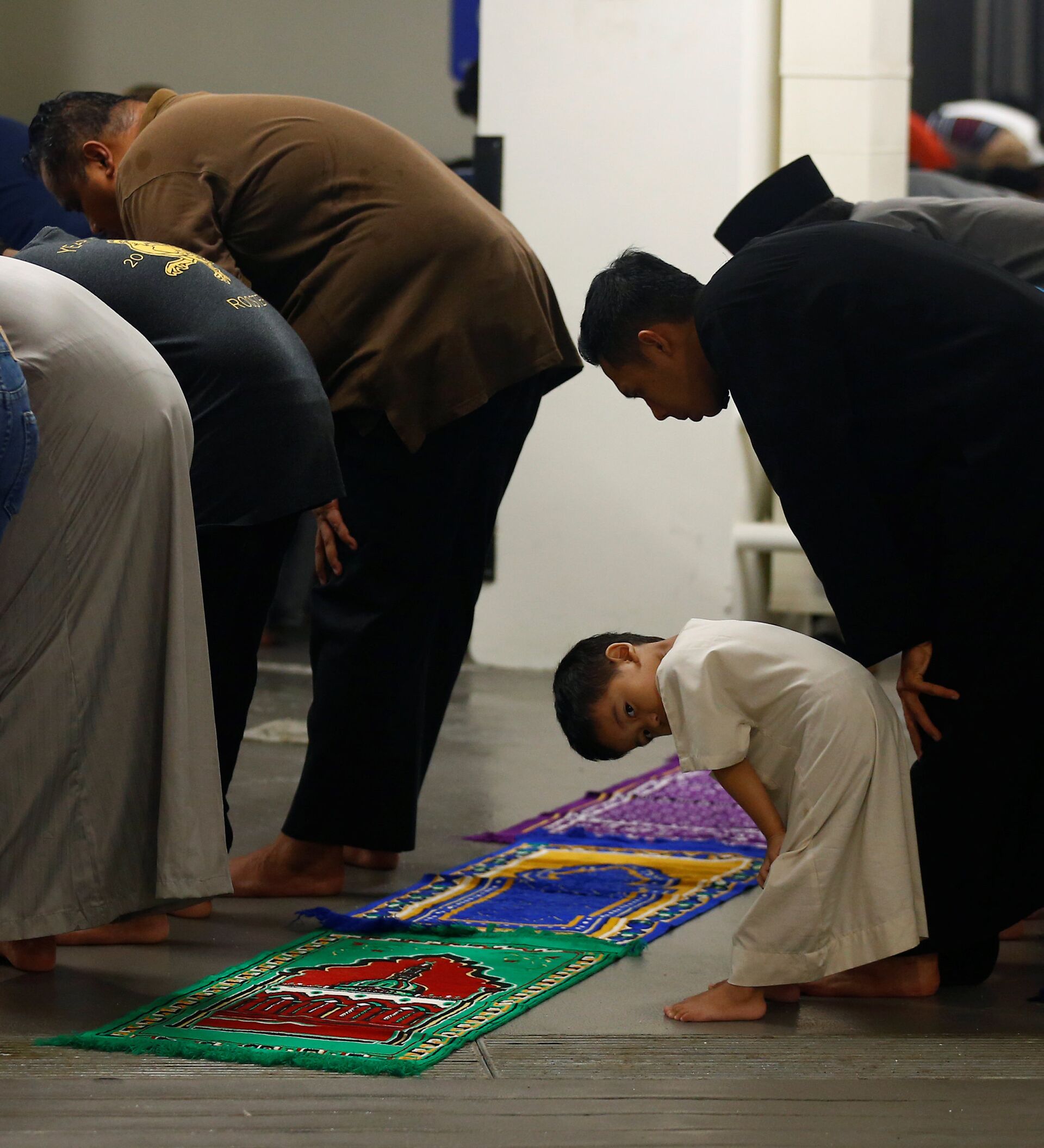 Ночная молитва в рамадан. Ramadan mulim Muslima. Мусульмане молятся в мечети. Что такое Рамадан у мусульман. Дети в мечети.