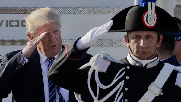 Президент США Дональд Трамп приветствует карабинеров во время его прибытия в Международный аэропорт Фьюмичино имени Леонардо да Винчи, Рим - Sputnik Грузия