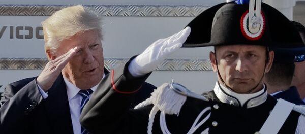 Президент США Дональд Трамп приветствует карабинеров во время его прибытия в Международный аэропорт Фьюмичино имени Леонардо да Винчи, Рим Президент США Дональд Трамп приветствует карабинеров во время его прибытия в Международный аэропорт Фьюмичино имени Леонардо да Винчи, Рим - Sputnik Грузия