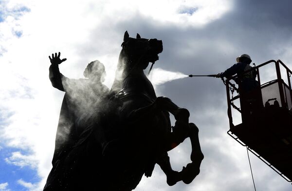 Муниципальный служащий моет 12-метровую конную статую Петра Великого французского скульптора Этьена-Мориса Фальконе на Сенатской площади в Санкт-Петербурге - Sputnik Грузия