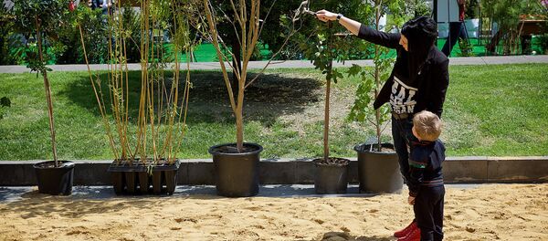 Мама с ребенком снимает селфи на проспекте Руставели - Sputnik Грузия