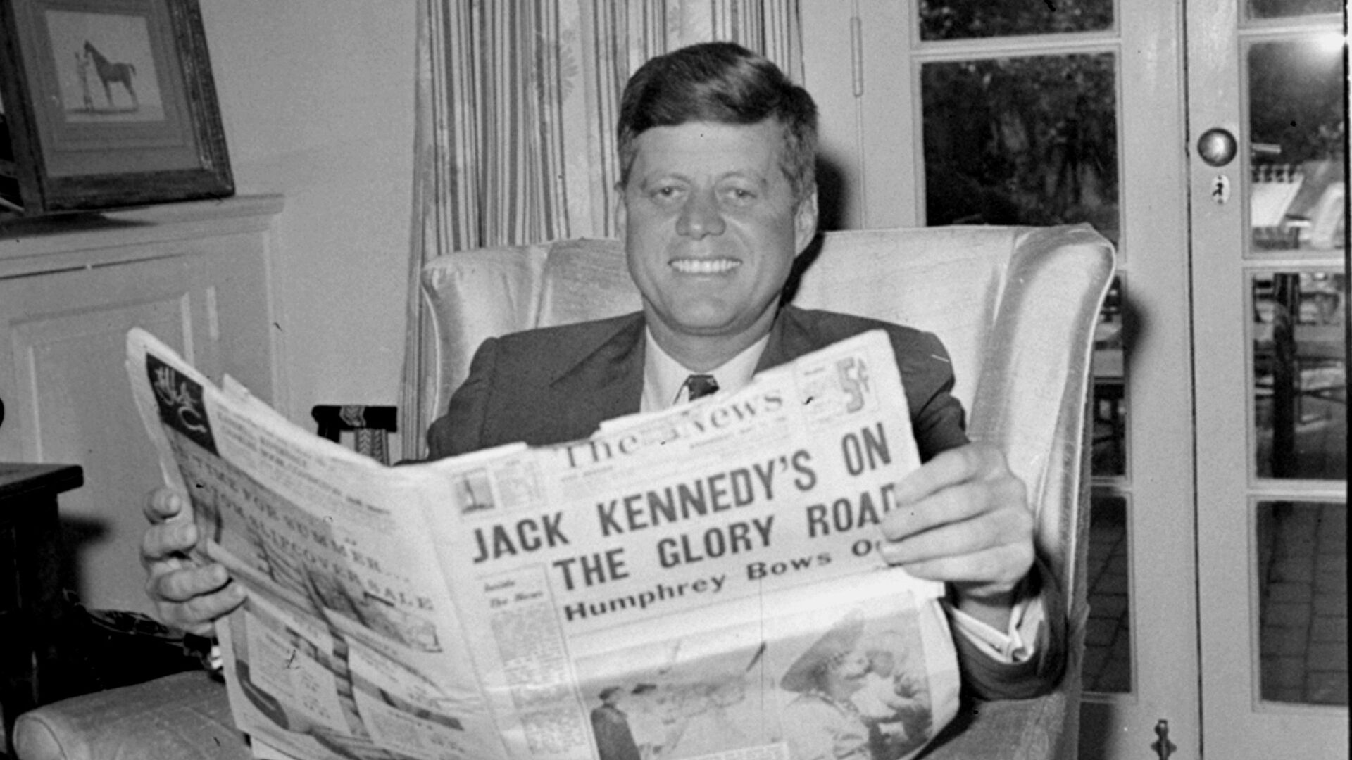 Джон Кеннеди читает газетные сообщения о своей победе на президентских выборах в США, находясь в своем доме в Вашингтоне. В мае 1960 года Кеннеди еще был сенатором - Sputnik Грузия, 1920, 15.12.2021