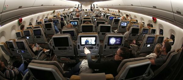Пассажиры на борту самолета нового поколения Airbus a350-900 - Sputnik Грузия