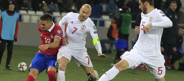 Игрок сборной Сербии Душан Тадич (слева) борется за мяч с грузинским футболистом Джабой Канкава (в центре) и Соломоном Кверквелия во время отборочного матча чемпионата мира-2018 между сборными командами Грузии и Сербии на стадионе Динамо Арена - Sputnik Грузия