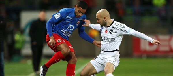 Грузинский футболист Джаба Канкава (справа), выступающий за клуб Реймс, во время игры между Reims и SM Caen - Sputnik Грузия