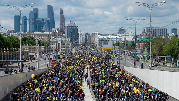 В Москве прошел велопарад, в котором приняли участие около 40 тысяч человек. Эта акция не является спортивной гонкой. Участвовать в мероприятии могут горожане старше 14 лет на разных велосипедах: городских, горных, одноколесных и даже самодельных - Sputnik Грузия