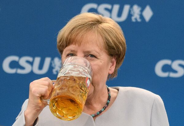 Канцлер Германии Ангела Меркель с бокалом пива после выступления в Мюнхене, Южная Германия - Sputnik Грузия