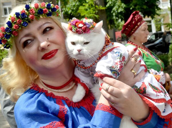 В Украине отметили День вышиванки. Это праздник призван популяризировать украинские традиции и культуру - Sputnik Грузия