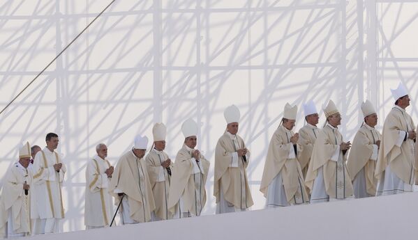 Папа Римский Франциск (внизу слева) и священники прибывают на мессу в Генуе, Италия - Sputnik Грузия
