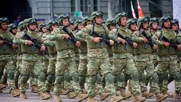 Грузинские военнослужащие проходят маршем по площади Свободы в День Независимости - Sputnik Грузия