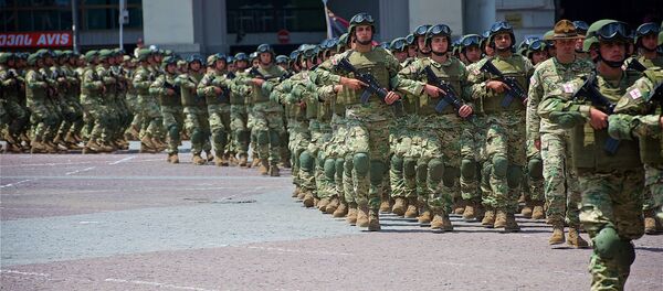 Грузинские военнослужащие проходят маршем по площади Свободы в День Независимости Грузинские военнослужащие проходят маршем по площади Свободы в День Независимости - Sputnik Грузия