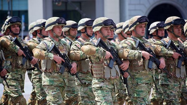 Грузинские военнослужащие проходят маршем по площади Свободы в День Независимости - Sputnik საქართველო